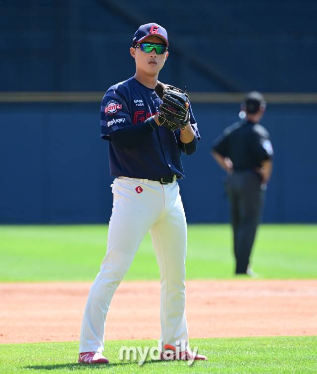 2024년 9월 1일 서울 잠실구장에서 '2024 신한 SOL Bank KBO리그, 롯데 자이언츠와 두산 베어스의 경기가 열렸다. 롯데 3루수 노진혁이 수비를 준비하고 있다./마이데일리