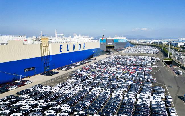 울산 북구에 위치한 현대자동차 울산공장 부두에 수출용 차량들이 선적을 기다리고 있다.  [현대차 제공]