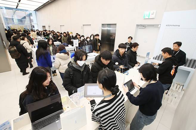 ‘삼성 강남’을 방문한 사전 예약자들이 픽업존에서 ‘갤럭시 S25 시리즈’를 수령하는 모습. [삼성전자 제공]