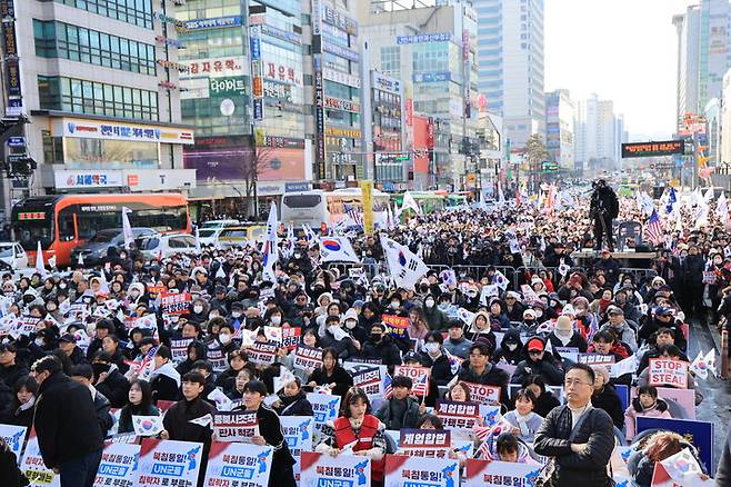 [천안=뉴시스] 11일 충남 천안에서 보수 성향 기독교 단체 세이브코리아가 주관한 윤석열 대통령 탄핵 반대집회에 경찰 추산 4000여명의 시민들이 참석했다.  2025.2.11 spacedust1@newsis.com *재판매 및 DB 금지