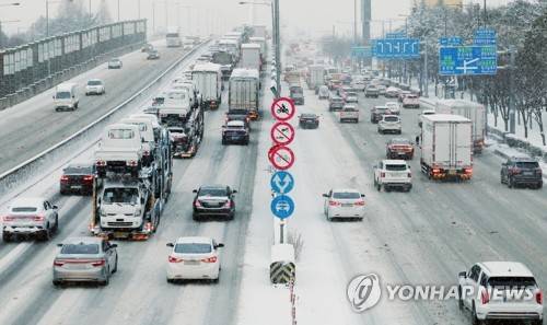 폭설에 거북이 주행하는 차량 [연합뉴스 제공]