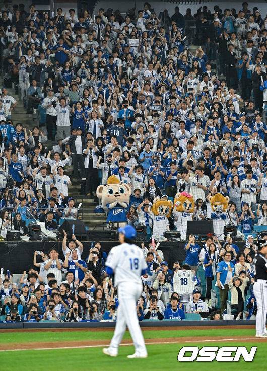 [OSEN=대구, 박준형 기자] 15일 대구 삼성라이온즈파크에서 2024 신한 SOL뱅크 KBO 포스트시즌 플레이오프 삼성 라이온즈와 LG 트윈스의 2차전 경기가 진행됐다홈팀 삼성은 원태인을 선발로, 방문팀 LG는 손주영을 선발로 내세웠다.7회초 삼성 팬들이 교체되는 원태인을 향해 기립박수를 보내고 있다  2024.10.15 / soul1014@osen.co.kr