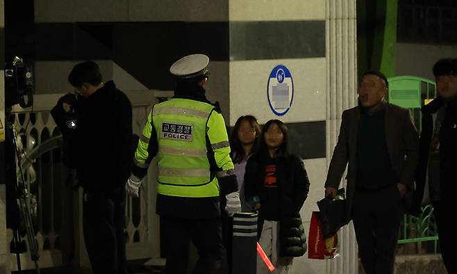 10일 오후 5시50분쯤 초등학교 1학년 A(8세)양이 흉기에 찔린 사건이 발생한 대전 서구의 한 초등학교 주변을 경찰이 통제하고 있다. 대전=연합뉴스