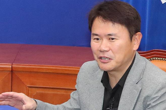 2019년 당시 더불어민주당 이해찬 대표와 국회 당대표회의실에서 유튜브 콘텐츠 ‘씀’ 녹화 중인 방송인 강성범씨. TV조선 보도화면 캡처