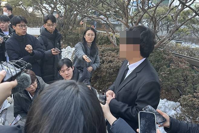 고 김하늘양 아버지가 취재진과 인터뷰하고 있다. 강은선 기자