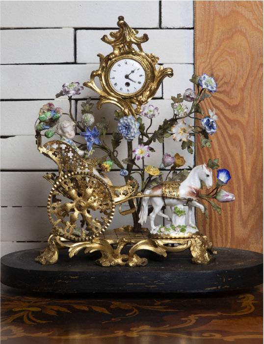 독일 명품 마이센 도자기로 장식된 프랑스 시계.