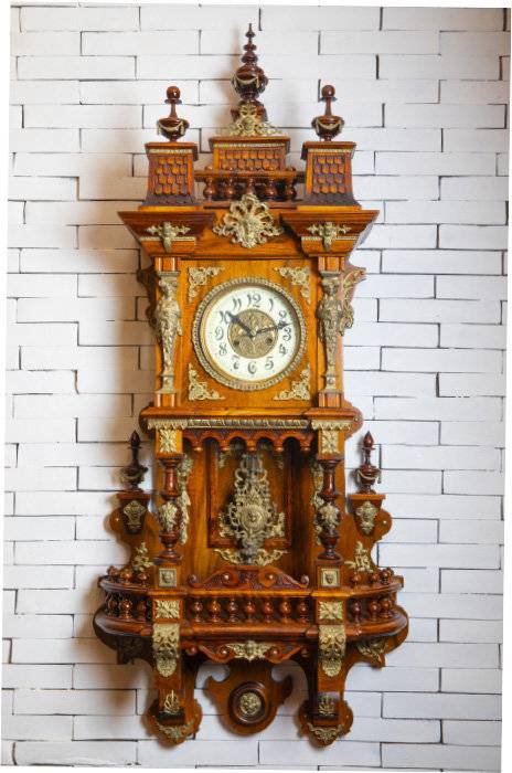 정교한 조각과 주물 장식으로 복각한 독일 시계.