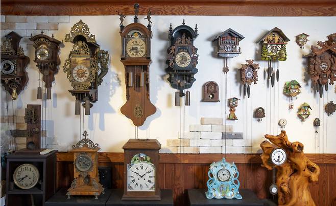 각종 뻐꾸기시계와 벽시계.