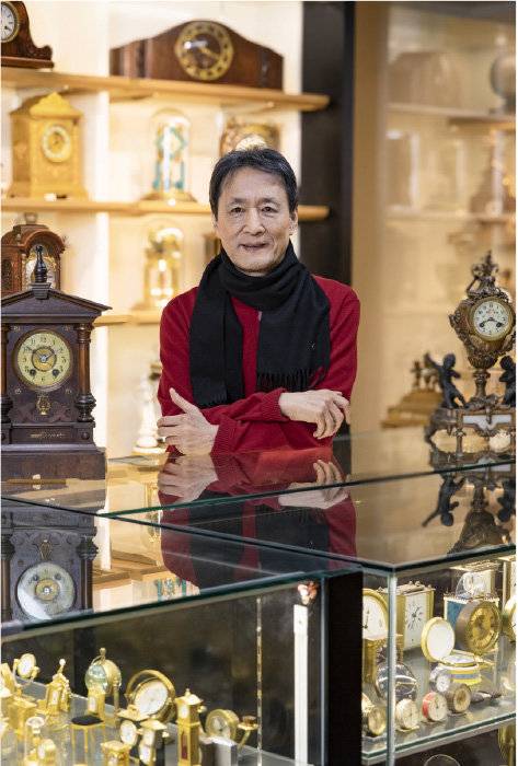 30여 년 동안 시계를 모은 시계 수집가 김중권 갤러리타임 대표.