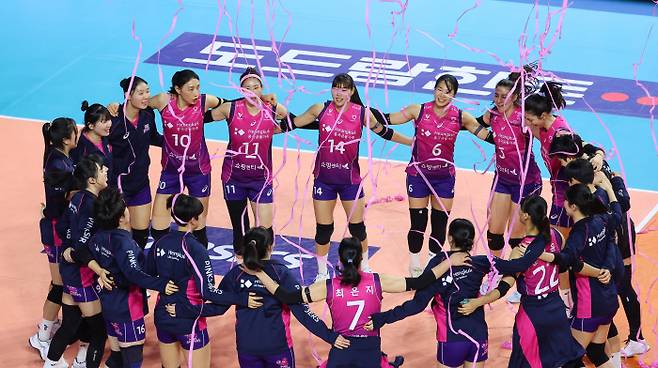 흥국생명 선수들이 9일 인천 삼산월드체육관에서 열린 프로배구 V리그 여자부 페퍼저축은행과 경기에서 승리한 뒤 기뻐하고 있다. 연합뉴스