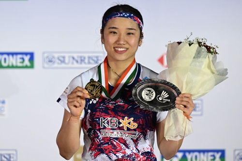 안세영이 지난달 인도오픈 여자단식에서 우승한 뒤 메달과 상패를 들어보이며 활짝 웃고 있다. AFP연합뉴스