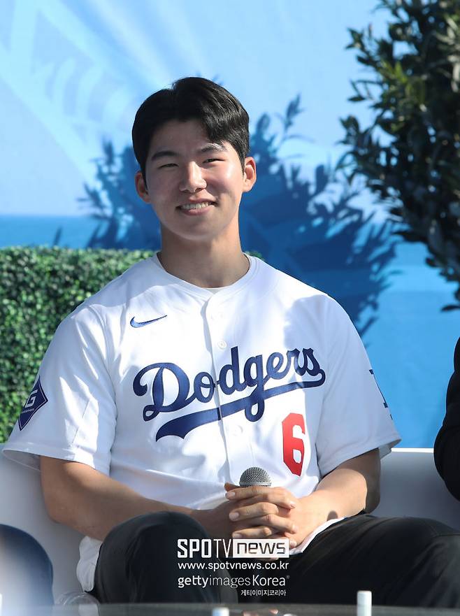 ▲ 엔리케 에르난데스의 영입으로 김혜성의 경쟁이 치열해졌다는 평가가 나오지만, 메이저리그 공식 홈페이지는 오히려 주전 2루수의 가능성이 충분히 열려 있다며 26인 로스터 진입을 낙관했다