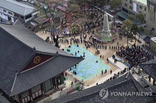 팥죽 공양을 위해 선 긴 줄  (서울=연합뉴스) 윤동진 기자 = 동지인 21일 서울 종로구 조계사에서 팥죽 공양을 위해 불자들이 긴 줄을 서 차례를 기다리고 있다. 2016.12.21 mon@yna.co.kr