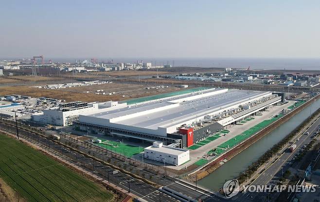 테슬라 상하이 메가팩토리 정식 가동 시작 (상하이 신화=연합뉴스) 테슬라가 중국 상하이에 조성한 대용량 에너지저장장치 공장 메가팩토리 모습. 2024.2.11