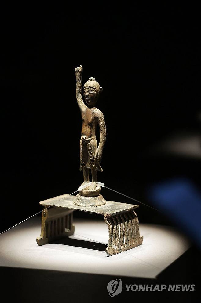 보물 '금동 탄생불입상' (서울=연합뉴스) 강민지 기자 = 11일 서울 강남구 호림박물관 신사 분관에서 열린 '호림명보'(湖林名寶) 특별전 기자 간담회에서 참석자들이 보물 금동 탄생불입상을 둘러보고 있다. 2025.2.11 mjkang@yna.co.kr