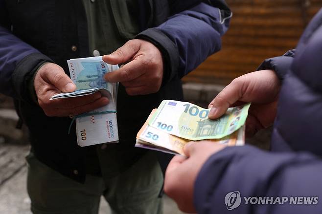 이란 리알화를 세는 테헤란의 환전업자 [로이터 연합뉴스 자료사진. 재판매 및 DB 금지]