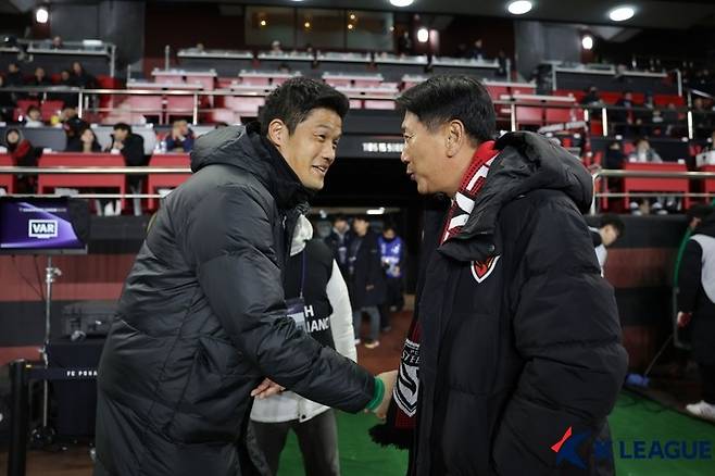 11일 경기 시작 전 인사를 나누는 박태하 감독(오른쪽)과 정성룡