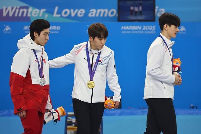 함께 시상대에 선 린샤오쥔을 한국 선수들이 다독이고 있다