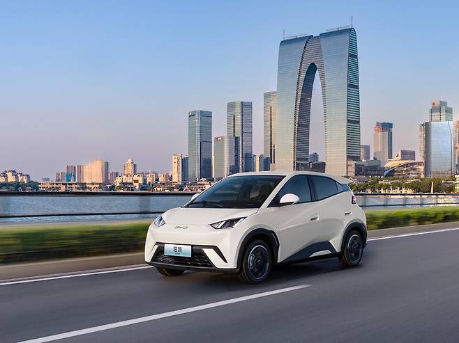 &nbsp;BYD&nbsp;시걸(Seagull, 海鸥). 1300만원대 최저가 전기차지만 고속도로 주행보조부터 자동주차 기능까지 기본으로 탑재된다.