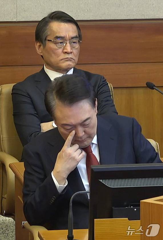 윤석열 대통령이 11일 서울 종로구 헌법재판소에서 열린 윤석열 대통령이 11일 서울 종로구 헌법재판소에서 열린 자신의 탄핵심판 7차 변론에 출석해 생각에 잠겨 있다. (헌법재판소 제공. 재판매 및 DB 금지) 2025.2.11/뉴스1