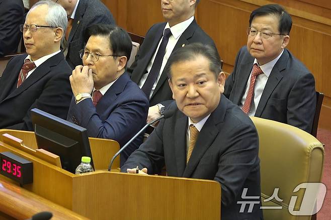 이상민 전 행정안전부 장관이 11일 오전 서울 종로구 헌법재판소에서 열린 윤석열 대통령 탄핵 심판 7차 변론기일에 증인으로 출석해 질문에 답변하고 있다. 오른쪽은 윤 대통령 변호인단에 합류한 황교안 전 국무총리. (헌법재판소 제공) 2025.2.11/뉴스1