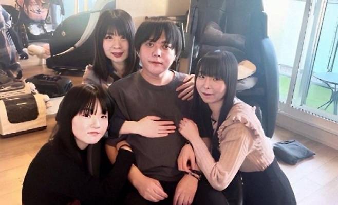 와타나베 류타와 아내들. (슈에이샤 갈무리)