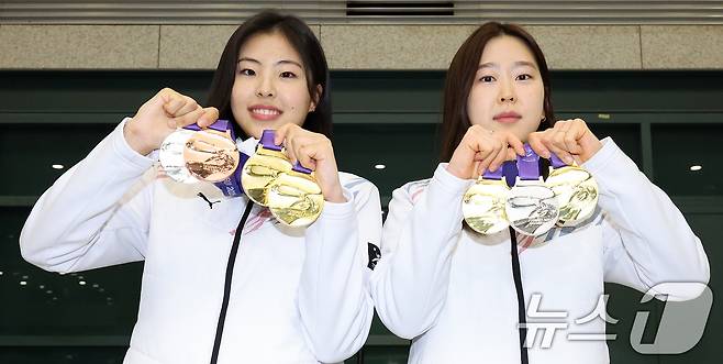 스피드스케이팅 김민선(오른쪽)과 이나현이 제9회 하얼빈 동계아시안게임 출전을 마치고 12일 오후 인천국제공항을 통해 귀국해 기념사진을 찍고 있다. 스피드스케이팅 대표팀은 이번 대회에서 금메달 3개, 은메달 5개, 동메달 4개를 수확했다. 2025.2.12/뉴스1 ⓒ News1 이동해 기자
