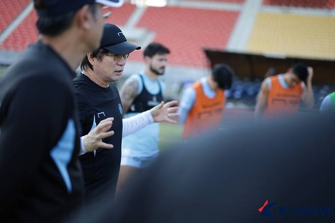 박창현(가운데) 감독이 선수들에게 지시하고 있다. 사진 | 한국프로축구연맹