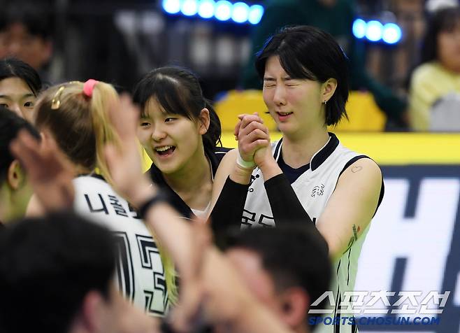 5경기 만에 현대건설을 잡은 도로공사 강소휘가 울컥하고 있다