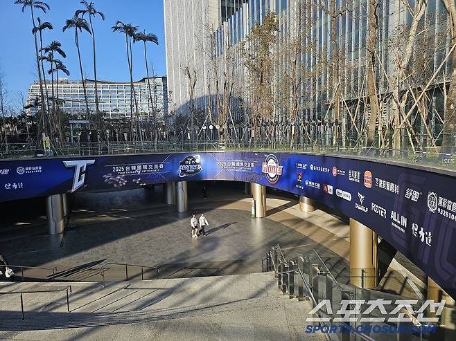 타이베이돔 입구의 포르모사시리즈 홍보간판. 김영록 기자