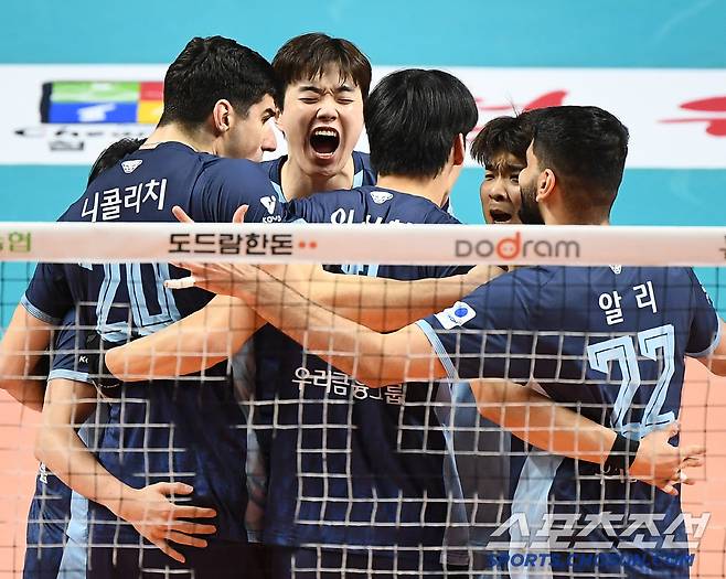 12일 서울 장충체육관에서 열린 우리카드와 한국전력의 경기. 우리카드 선수들이 득점 후 환호하고 있다. 장충체=정재근 기자 cjg@sportschosun.com/2025.2.12/
