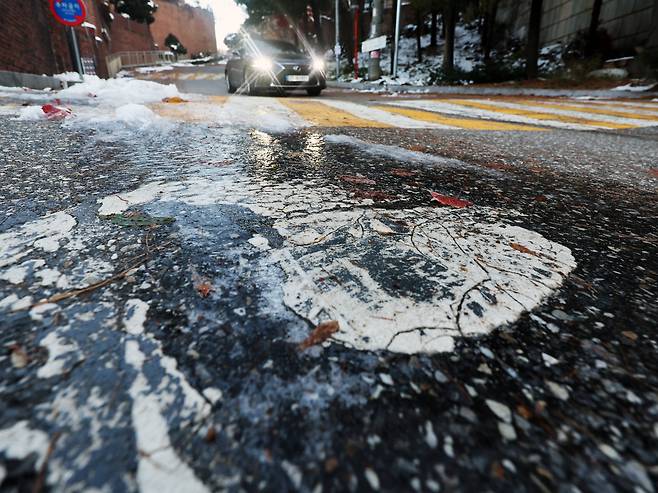 작년 11월 29일 오전 서울 종로구의 도로 곳곳이 얼어 있다. /뉴스1