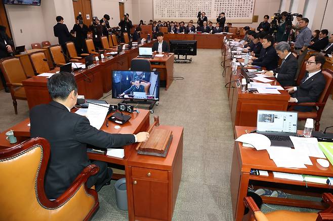 정청래 국회 법사위원장이 12일 오전 서울 여의도 국회에서 열린 법제사법위원회 전체회의에서 '명태균 특검법' 소위 회부안건을 의결하고 있다. /뉴스1