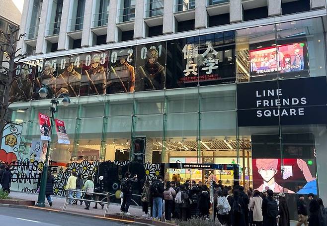 네이버웹툰의 일본어 서비스 라인망가가 IPX와 일본 도쿄 시부야에 웹툰 '입학용병'의 첫 팝업스토어를 개최했다. 많은 방문객이 팝업스토어 외관 사진을 촬영하고 있다.ⓒ데일리안 이주은 기자