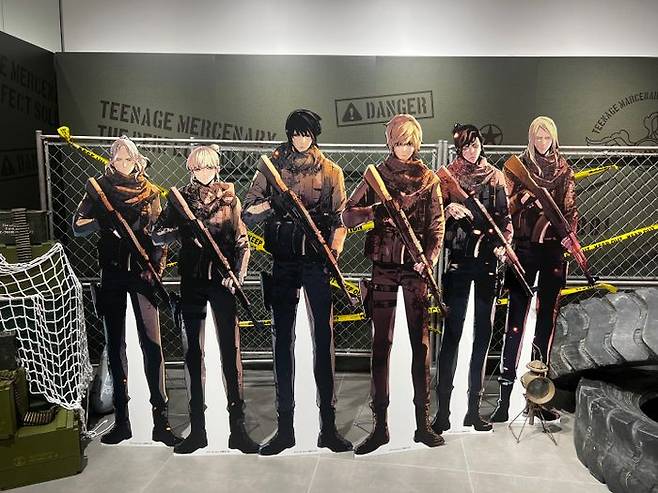 '입학용병' 팝업스토어에 마련된 실물 크기의 캐릭터 등신대. 타이어나 그물 등 소품도 현실감 있게 전시돼 있다.ⓒ데일리안 이주은 기자