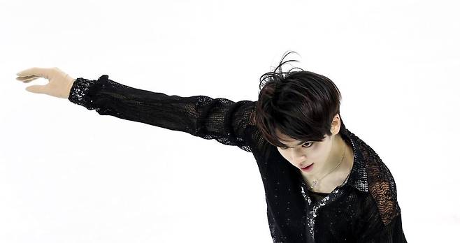 피겨 차준환이 11일 중국 헤이룽장성 하얼빈 빙상훈련센터에서 열린 하얼빈 겨울 아시안게임 피겨 남자 싱글 쇼트프로그램 경기에서 강력한 비트의 이매진 드래건스의 ‘내추럴’에 맞춰 연기하고 있다. 하얼빈=뉴스1