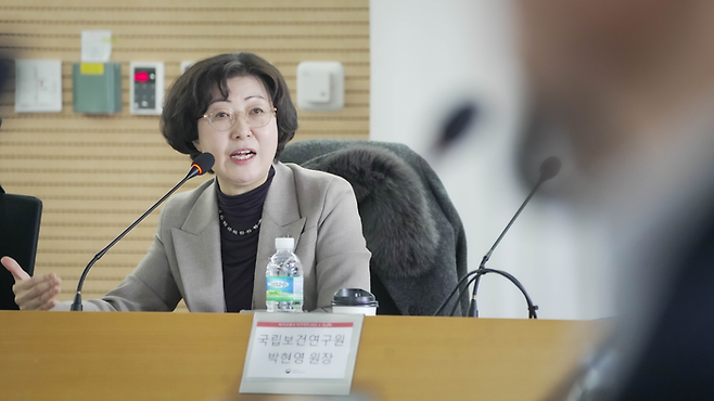 박현영 국립보건연구원장이 11일 충북 청주시 국립중앙인체자원은행에서 국가 통합 바이오 빅데이터 구축사업 의의를 설명하고 있다.(사진=질병관리청)