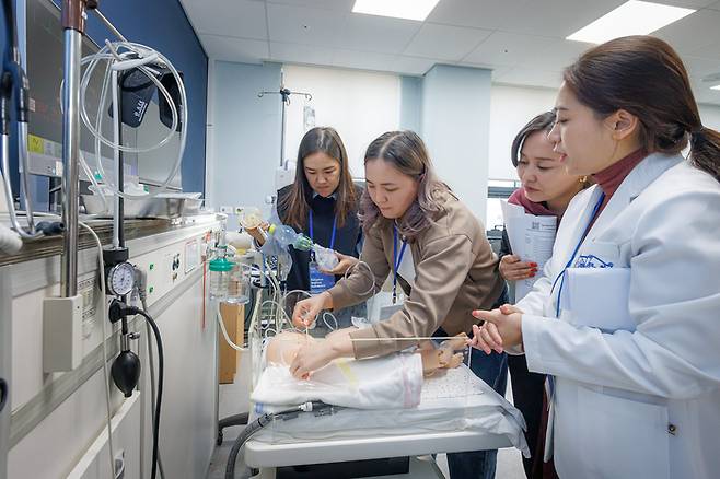 9일부터 경희대 키르기즈 공화국 초청 연수에서 참여한 연수단원들이 실습을 하고 있다. (사진=경희대)