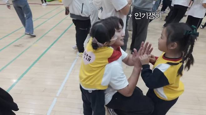 bandicam 2025-02-12 08-52-05-789.jpg 딸 유치원 운동회에서 수줍게 춤추는 학부모ㅋㅋㅋㅋㅋ