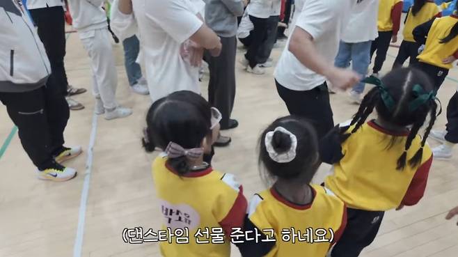 bandicam 2025-02-12 08-52-14-019.jpg 딸 유치원 운동회에서 수줍게 춤추는 학부모ㅋㅋㅋㅋㅋ