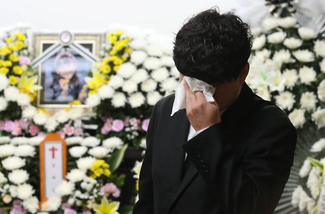 (대전=뉴스1) 김기태 기자 = 12일 대전 서구 한 초등학교에서 40대 교사에게 살해된 김하늘양의 아버지가 건양대병원 장례식장에 마련된 빈소에서 취재진과 인터뷰중 눈물을 닦고 있다. 2025.2.12/뉴스1 /사진=뉴스1화상