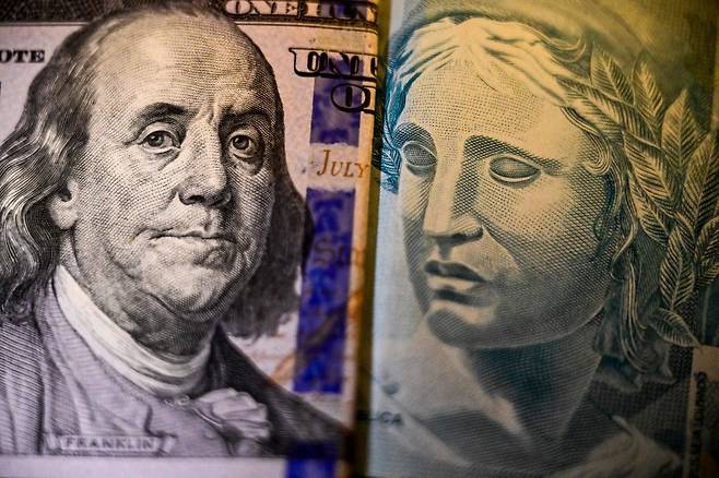 미국 달러 지폐(왼쪽)와 브라질 헤알.AFP연합뉴스
