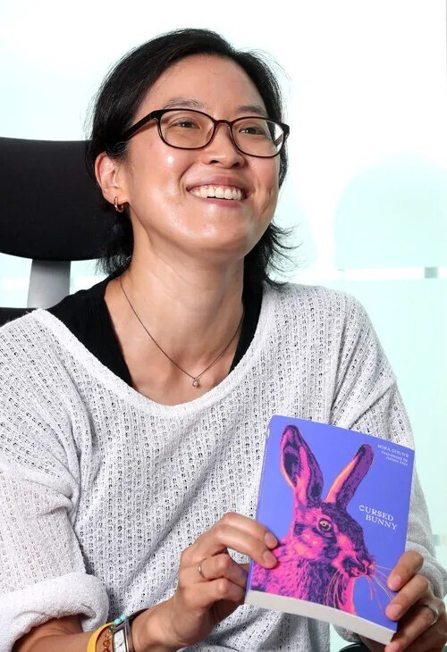 영국판 ‘저주토끼’ 책을 들고 있는 정보라 작가. 포항/이정용 선임기자 lee312@hani.co.kr