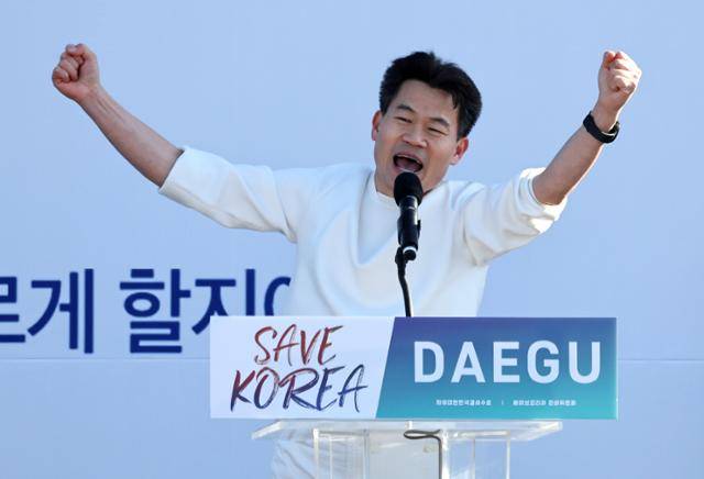 전한길 한국사 강사가 8일 대구 동구 동대구역 광장에서 열린 세이브코리아 국가비상기도회 ‘윤석열 대통령 탄핵 반대 집회’에서 발언을 하고 있다. 뉴시스