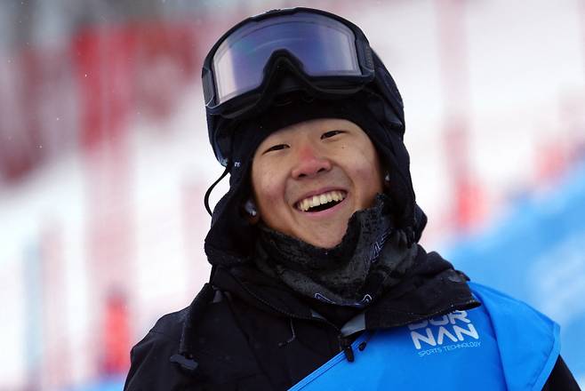 8일 2025 하얼빈 동계 AG 스노보드 남자 슬로프스타일에서 금메달을 차지한 뒤 환호하는 이채운의 모습. 로이터=연합뉴스