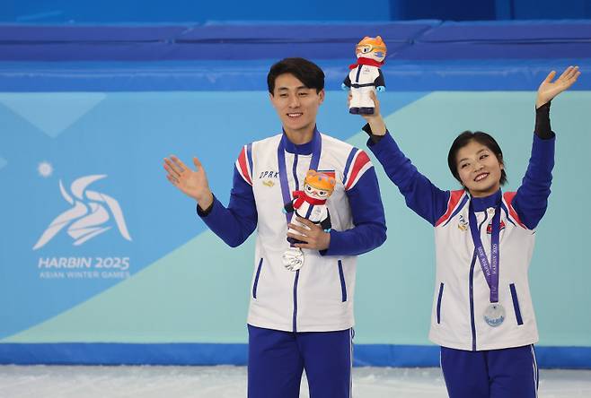 <yonhap photo-6381="">북한 피겨 페어 렴대옥과 한금철이 12일 중국 하얼빈 헤이룽장 빙상훈련센터 다목적홀에서 열린 하얼빈 동계아시안게임 피겨 페어 프리스케이팅에서 은메달을 획득, 환하게 웃고 있다. [연합뉴스]</yonhap>