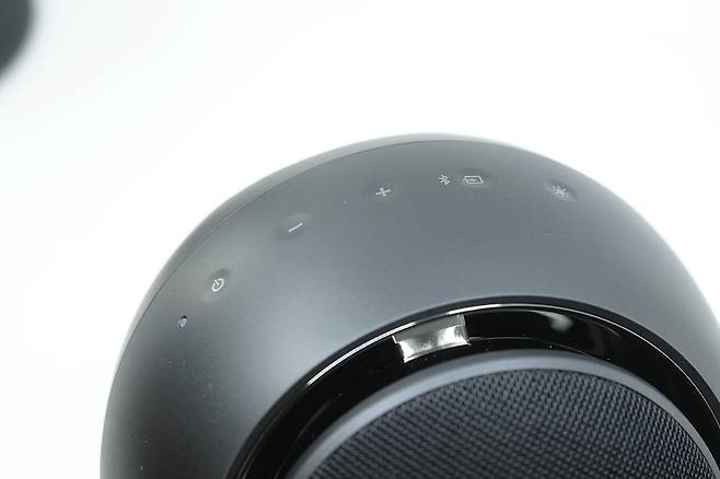 우측 스피커 상단에 ▲전원 ▲음량조절 ▲입력모드 변경 ▲하단 조명 변경 등 기능 조작을 위한 터치 패널이 제공된다 / 출처=IT동아