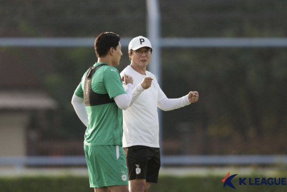 대전의 골잡이 주민규(왼쪽)가 훈련 중 황선홍 감독과 대화하고 있다. [사진 프로축구연맹]