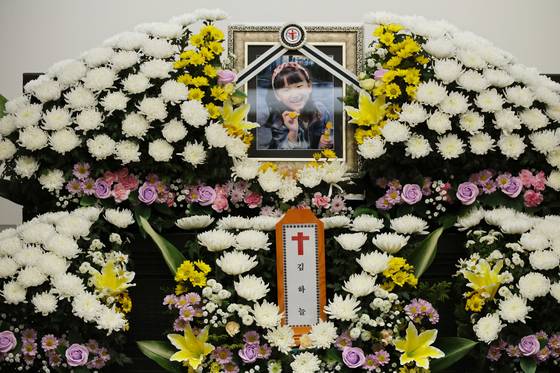 지난 11일 대전 서구 한 장례식장에 대전 초등학교 살인사건 피해자인 김하늘(8)양의 빈소가 마련돼 있다. 유족 측은 ″다시는 제2의 하늘이가 발생하면 안 된다는 생각에 아이의 이름과 얼굴을 공개하기로 했다″고 밝혔다. 연합뉴스