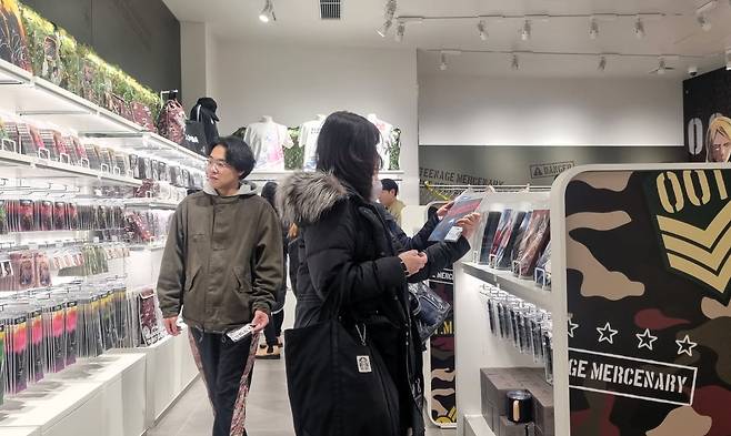 12일 일본 도쿄 라인프렌즈스퀘어 시부야에 마련된 ‘입학용병 팝업스토어’를 찾은 관람객이 캐릭터 상품을 살펴보고 있다. / 사진=정지은 기자